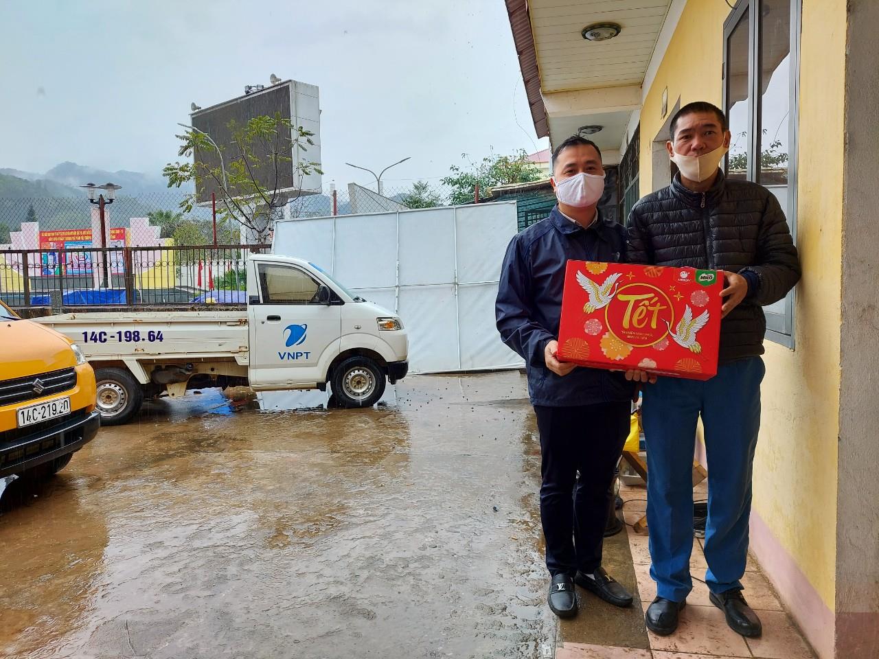VNPT Quảng Ninh thực hiện tốt chính sách xã hội, trợ cấp cho Người lao động có hoàn cảnh khó khăn nhân dịp Tết Tân Sửu 2021 VNPT Quảng Ninh thực hiện tốt chính sách xã hội, trợ cấp cho Người lao động có hoàn cảnh khó khăn nhân dịp Tết Tân Sửu 2021